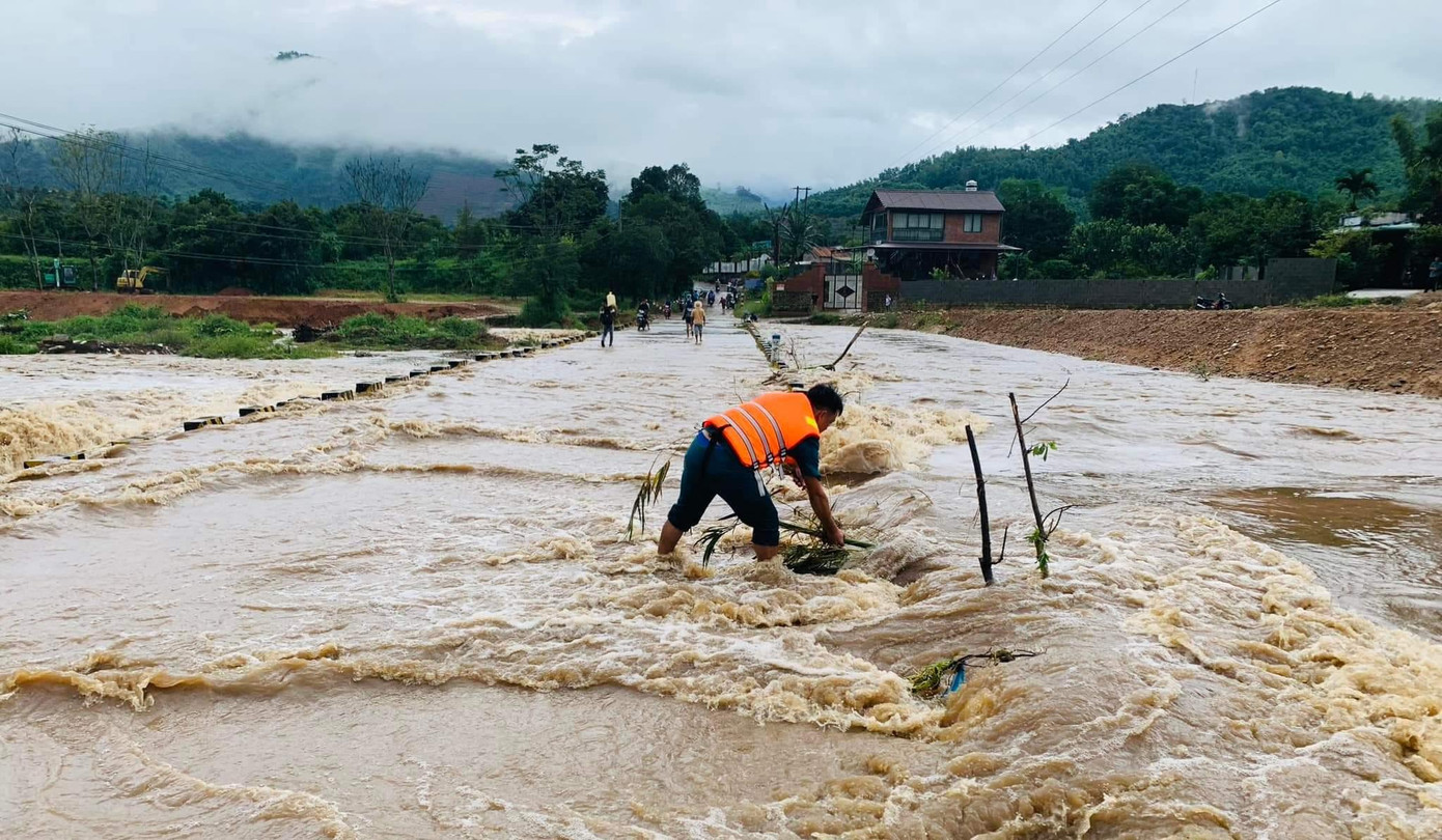 Cầu tràn Ko Roá ngập sâu, khiến việc đi lại của người dân gặp khó khăn. Ảnh Hà Nguyễn.