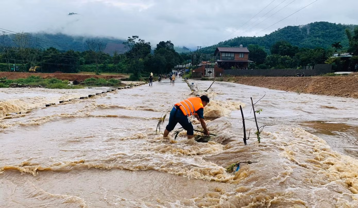 Cầu tràn Ko Roá ngập sâu, khiến việc đi lại của người dân gặp khó khăn. Ảnh Hà Nguyễn.