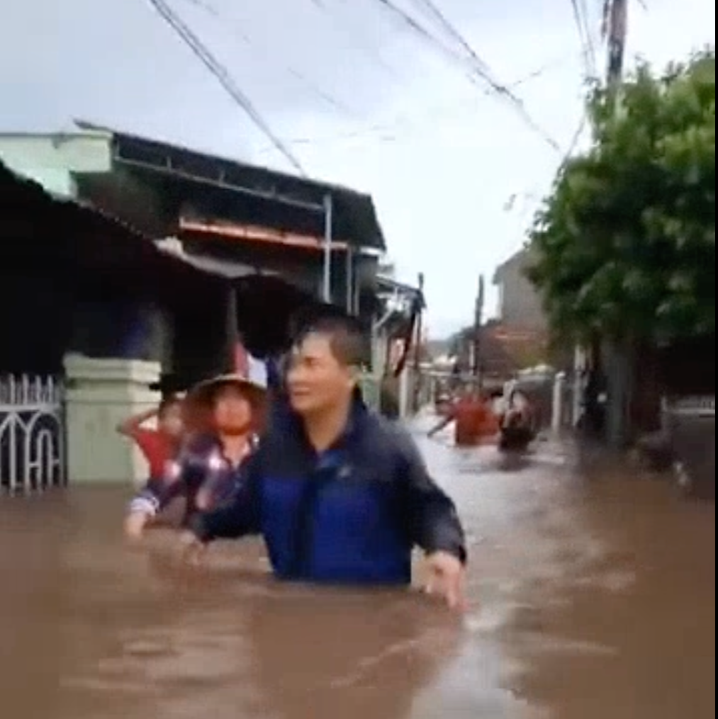 Mưa lớn làm nhà dân ở thôn Bãi Giếng ngập sâu trong nước. Ảnh MXH Mưa lớn làm nhà dân ở thôn Bãi Giếng ngập sâu trong nước. Ảnh MXH