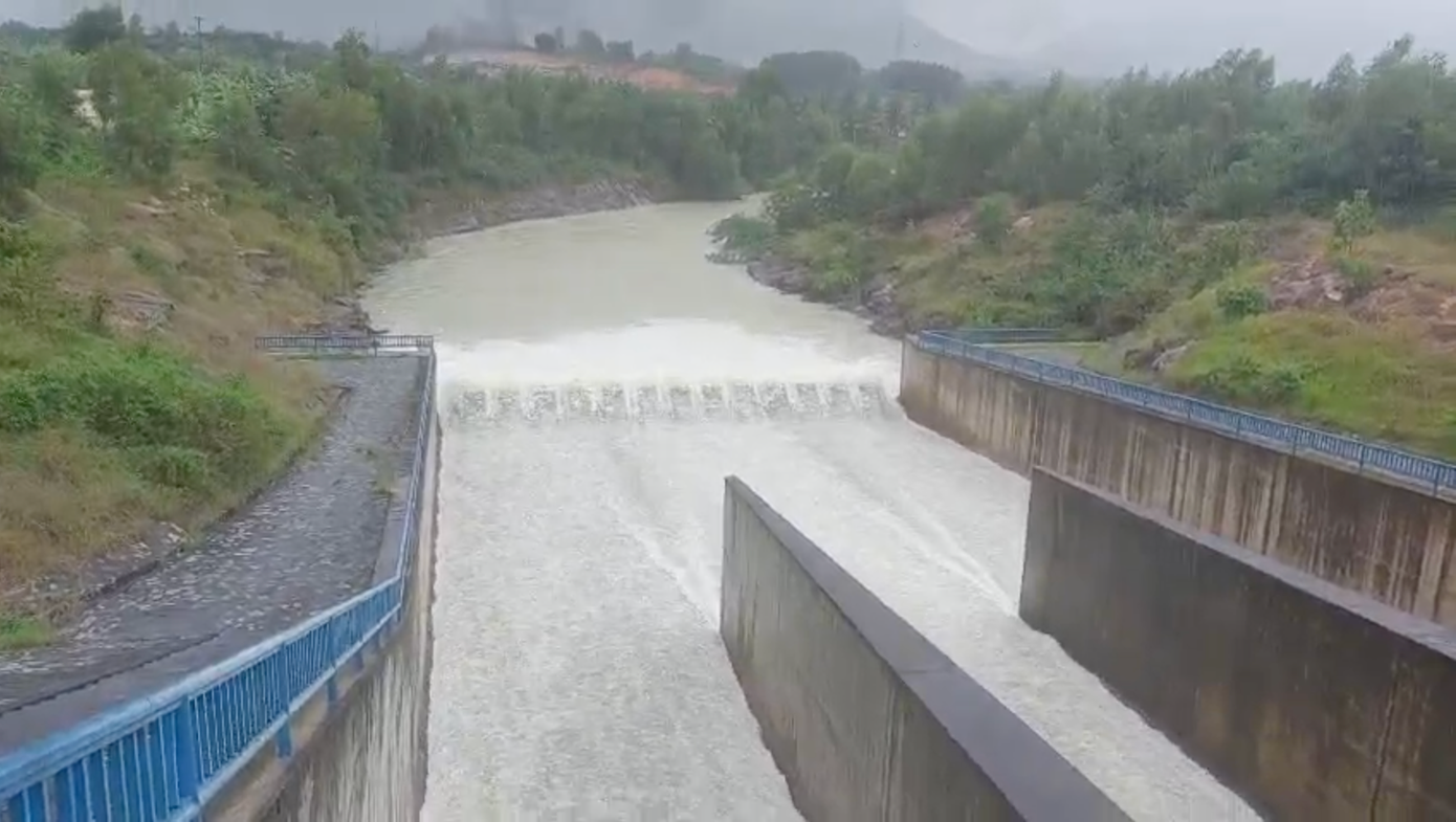 Hồ Suối Dầu đang xả lũ với lưu lượng 80m3/s. Ảnh L.H