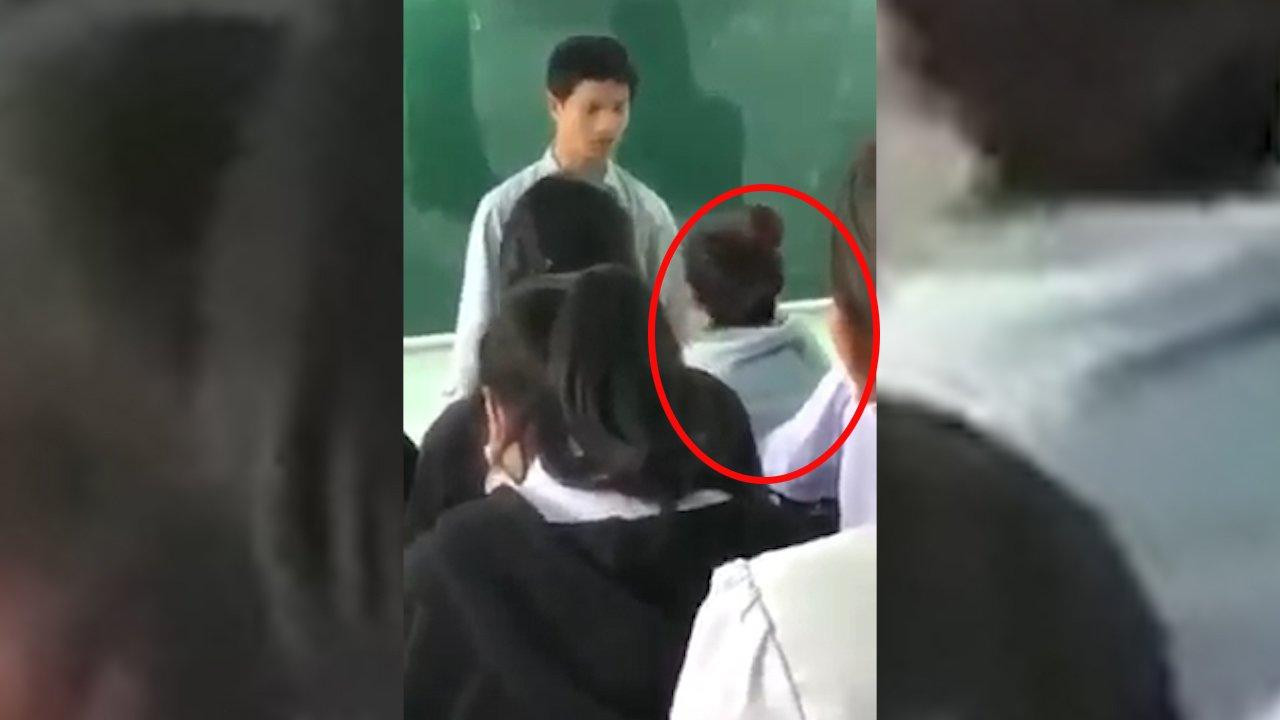 Nữ sinh (khoanh đỏ) đã có những lời lẽ thô tục với thầy giáo trong lớp học. Ảnh MXH. Nữ sinh (khoanh đỏ) đã có những lời lẽ thô tục với thầy giáo trong lớp học. Ảnh MXH.