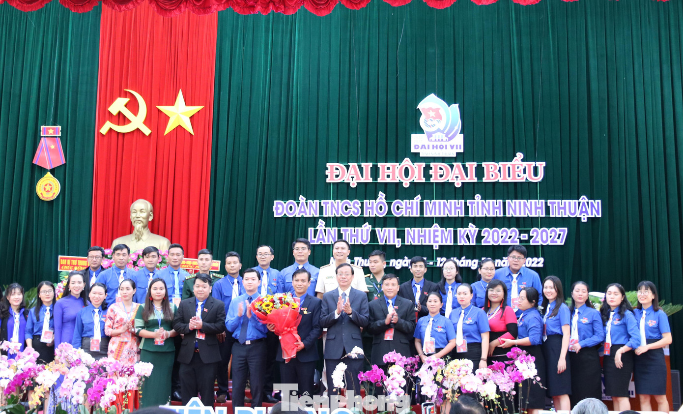 Lãnh đạo Trung ương Đoàn và Tỉnh uỷ Ninh Thuận tặng hoa chúc mừng Ban Chấp hành Tỉnh Đoàn Ninh Thuận khoá VII. Ảnh C.H Lãnh đạo Trung ương Đoàn và Tỉnh uỷ Ninh Thuận tặng hoa chúc mừng Ban Chấp hành Tỉnh Đoàn Ninh Thuận khoá VII. Ảnh C.H