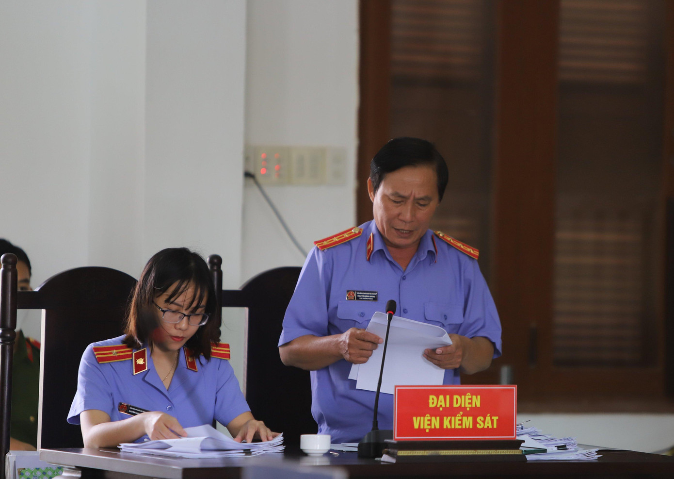 Đại diện Viện KSND tỉnh Phú Yên nêu quan điểm luận tội tại toà. Ảnh L.H Đại diện Viện KSND tỉnh Phú Yên nêu quan điểm luận tội tại toà. Ảnh L.H