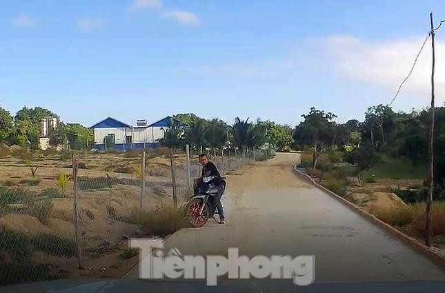 Một đối tượng chặn xe PV khi vào tác nghiệp khu vực trang trại của Lê Tùng. Ảnh L.H Một đối tượng chặn xe PV khi vào tác nghiệp khu vực trang trại của Lê Tùng. Ảnh L.H