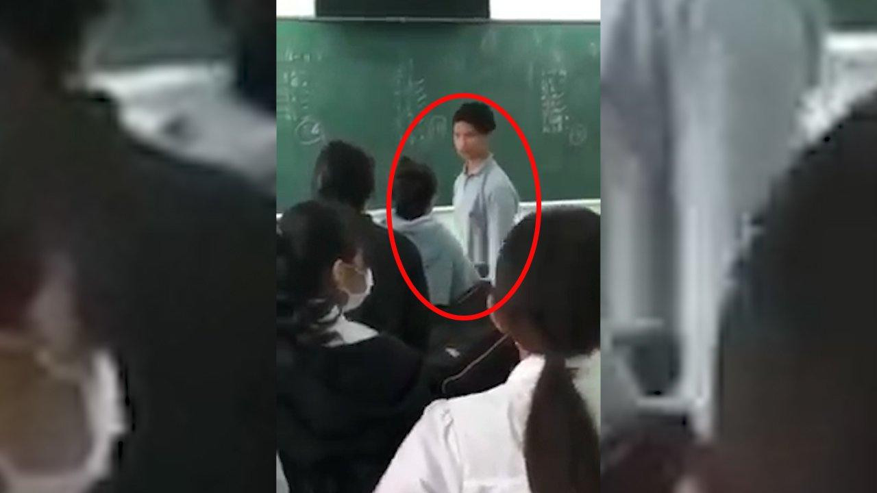 Thấy giáo (khoanh đỏ) cũng có lời lẽ đôi co lại với nữ sinh. Ảnh MXH. Thấy giáo (khoanh đỏ) cũng có lời lẽ đôi co lại với nữ sinh. Ảnh MXH.