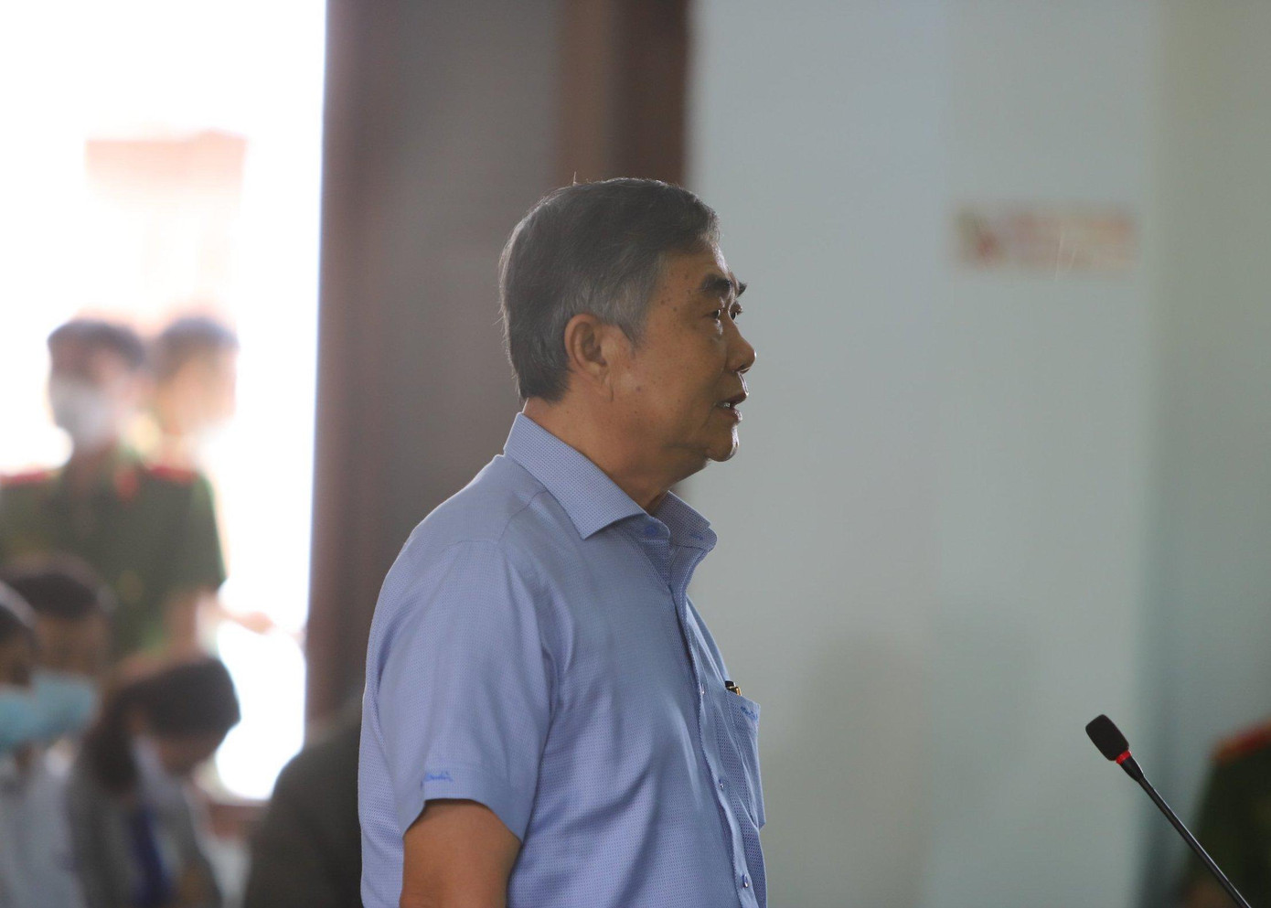 Bị cáo Nguyễn Chí Hiến trả lời HĐXX. Ảnh L.H Bị cáo Nguyễn Chí Hiến trả lời HĐXX. Ảnh L.H