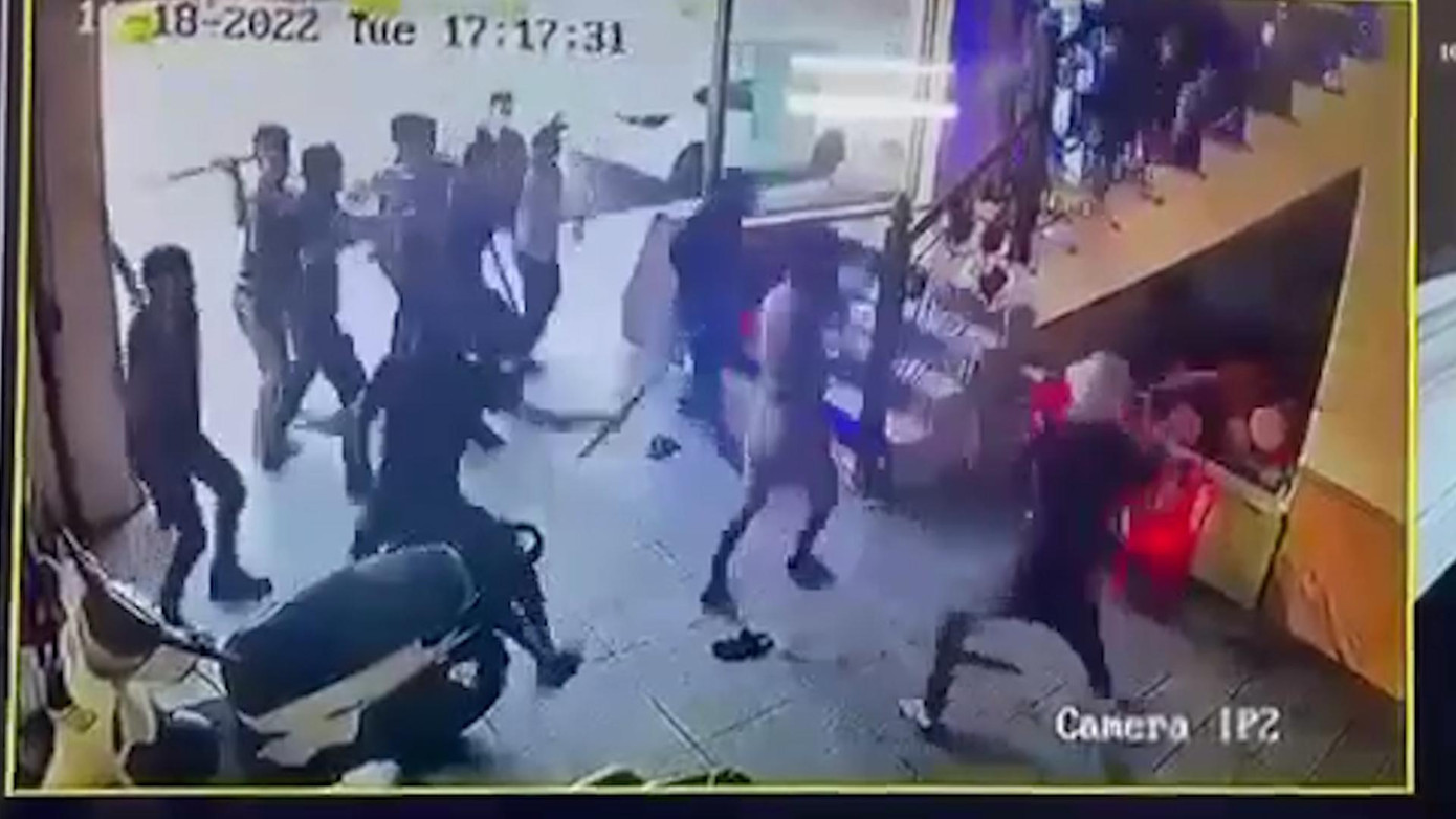 Vụ hỗn chiến kinh hoàng xảy ra ở sảnh quán karaoke Avatar. Ảnh MXH