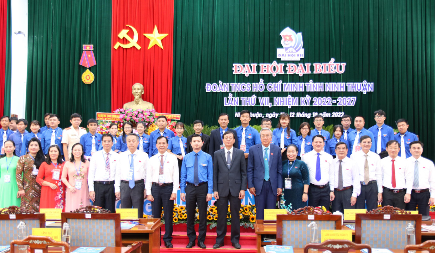 Lãnh đạo Trung ương Đoàn và UBND tỉnh, Tỉnh uỷ Ninh Thuận chụp hình lưu niệm với đại biểu