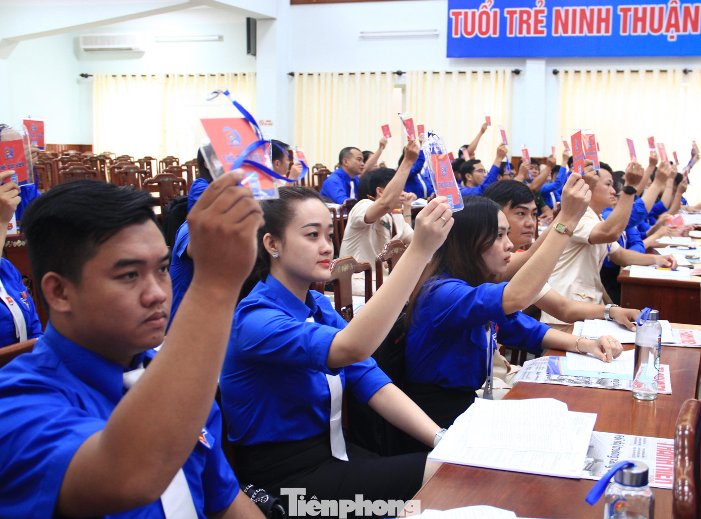 Đại biểu Đại hội Đoàn Ninh Thuận biểu quyết các chỉ tiêu, nhiệm vụ của đại hội. Ảnh: C.H