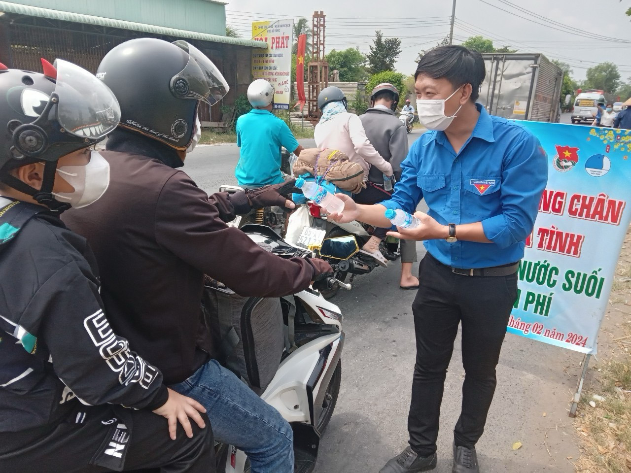 Lực lượng thanh niên tình nguyện địa phương lập các điểm hỗ trợ, tiếp sức người dân về quê đón Tết bằng xe máy.