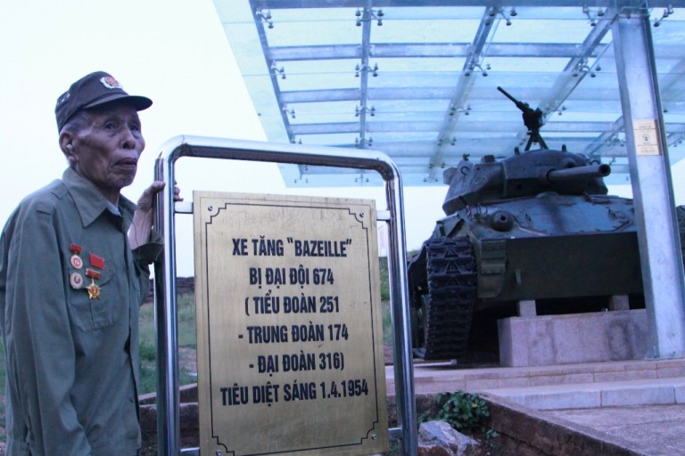 Người lính già bên chiếc xe tăng chiến lợi phẩm trong chiến dịch Điện Biên Phủ