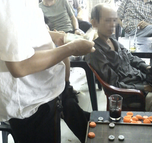 Chung chi tiền độ cờ tại một quán cà phê ở chung cư Miếu Nổi, Q.Bình Thạnh. Ảnh: Minh Mẫn. Chung chi tiền độ cờ tại một quán cà phê ở chung cư Miếu Nổi, Q.Bình Thạnh. Ảnh: Minh Mẫn