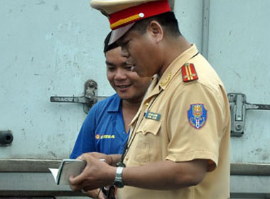 Trung tá Luyến đang làm nhiệm vụ. Trung tá Luyến đang làm nhiệm vụ