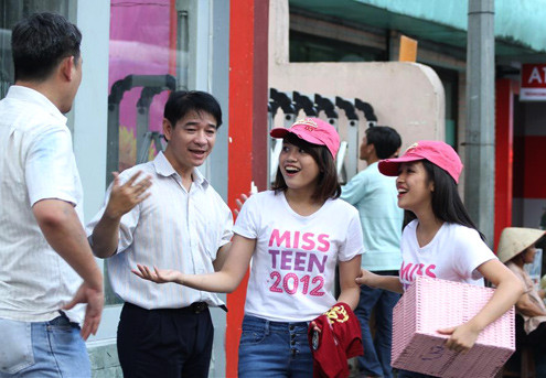 Vui vẻ trò chuyện với khách