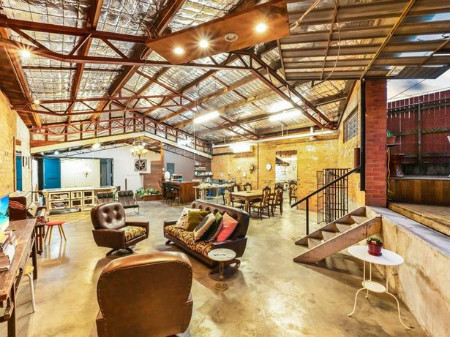 Nhà kho cũ bán được một triệu USD ảnh 1