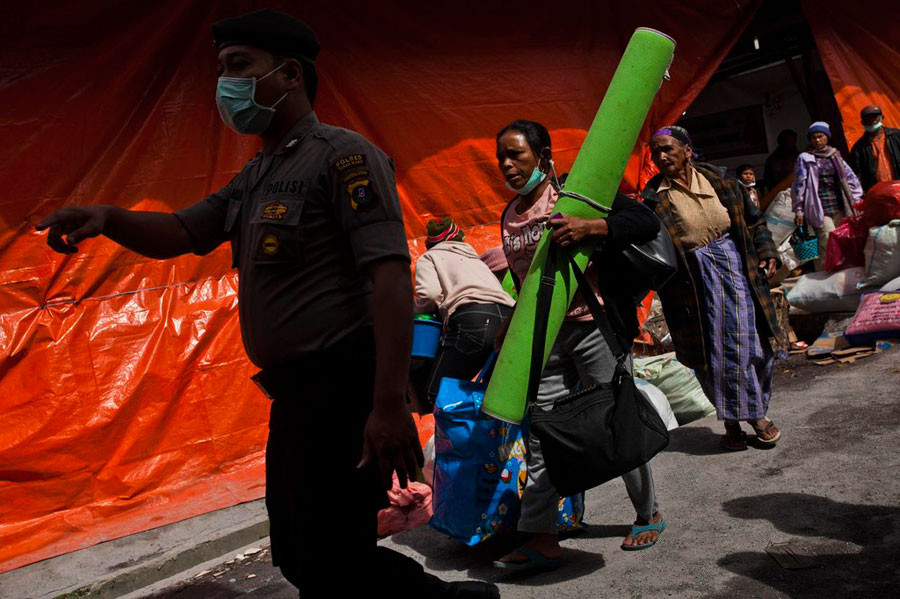 Người dân được sơ tán khi núi lửa Sinabung phun trào ngày 24/11/2013.