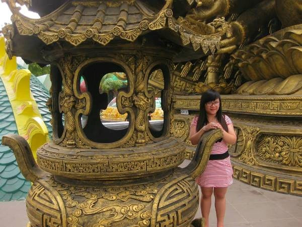 Không chỉ thừa cân, Khánh còn sở hữu làn da đen kém thu hút