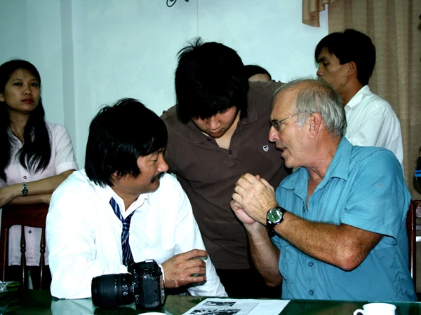 Bố con Trần Văn Đức và Ronald Haeberle - tác giả những bức ảnh tại nhà bảo tàng Sơn Mỹ Ảnh: Trương Duy Nhất 