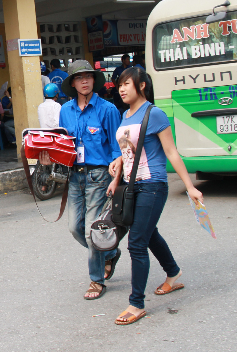 Một thí sinh khác cũng được nam sinh viên tình nguyện 