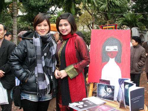 Gương mặt trẻ Trương Hồng Tú (áo đỏ)và Nha Trang tại Ngày hội Thơ 2011