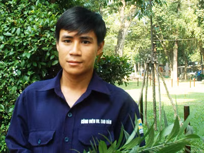 Anh Dụng chăm sóc hoa đường phố