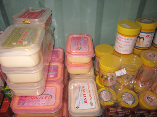 Sản phẩm làm trắng không rõ nguồn gốc được bày bán tràn lan 