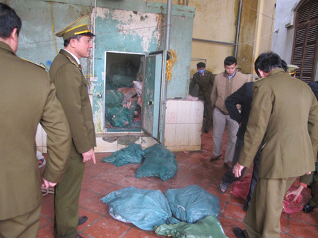 Lực lượng liên ngành Hà Nội bắt giữ một kho thực phẩm bẩn abc