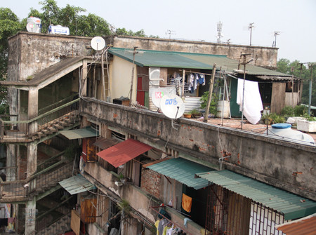 Hai hộ gia đình “mới” trên nóc khu tập thể Viện Hóa học Việt Nam. Hai hộ gia đình “mới” trên nóc khu tập thể Viện Hóa học Việt Nam