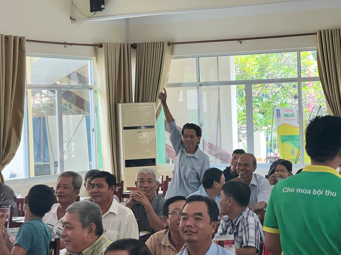 Các nông dân tham dự chương trình được cung cấp các thông tin nông nghiệp hữu ích Các nông dân tham dự chương trình được cung cấp các thông tin nông nghiệp hữu ích