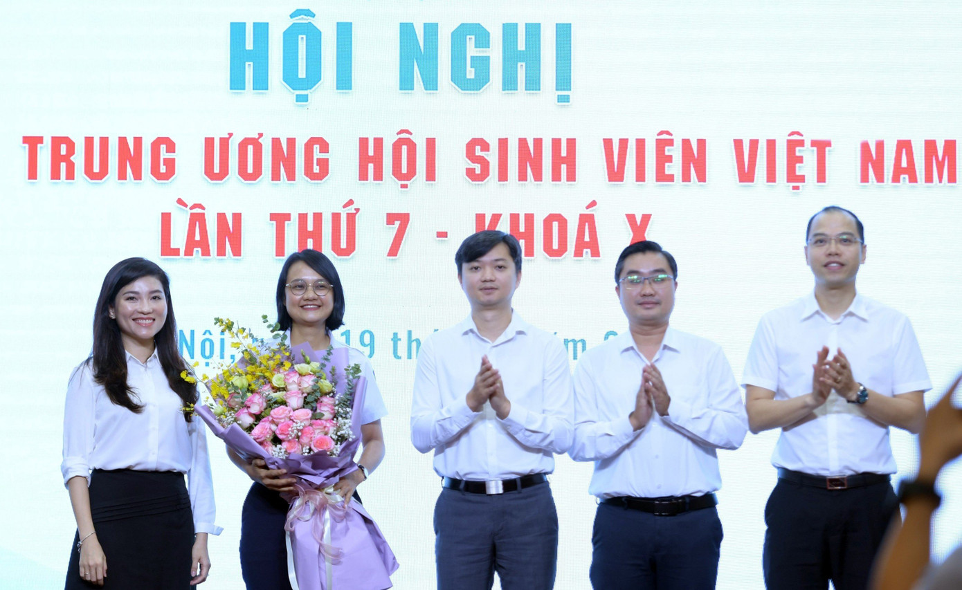 Thường trực T.Ư Hội Sinh viên Việt Nam tặng hoa chúc mừng chị Trần Thu Hà trở thành tân Phó Chủ tịch T.Ư Hội Sinh viên Việt Nam khoá X.