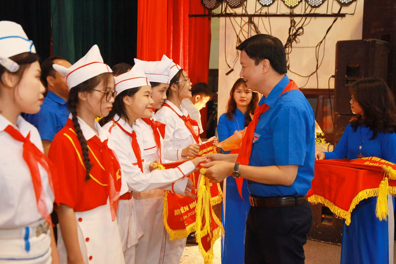 Anh Trần Ngọc Nam, Uỷ viên Ban Thường vụ T.Ư Đoàn, Bí thư Tỉnh Đoàn, Chủ tịch Hội LHTN Việt Nam tỉnh Hà Nam tặng cờ lưu niệm cho các đơn vị tham gia Liên hoan Anh Trần Ngọc Nam, Uỷ viên Ban Thường vụ T.Ư Đoàn, Bí thư Tỉnh Đoàn, Chủ tịch Hội LHTN Việt Nam tỉnh Hà Nam tặng cờ lưu niệm cho các đơn vị tham gia Liên hoan