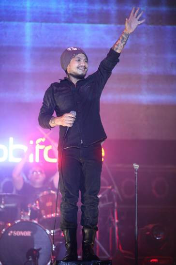 Trần Lập – Bức Tường bất ngờ dành tặng một khúc hát ngẫu hứng cho các khán giả Đà Nẵng. Trần Lập – Bức Tường bất ngờ dành tặng một khúc hát ngẫu hứng cho các khán giả Đà Nẵng