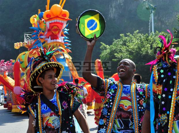 Những du khách nước ngoài cũng vui mừng hòa trong không khí tết trung thu của các em thiếu nhi Châu Á