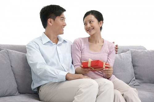 Suốt thời gian yêu nhau, Giang luôn nhận được những câu nói ngọt ngào, những lời yêu thương lãng mạn và đặc biệt, điều làm Giang ‘mát mặt’ với bạn bè nhất chính là những món quà do anh ta gửi tặng. (ảnh minh họa)