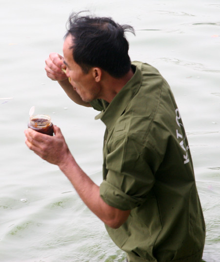 Ăn cả mắm tép Ảnh: X.T