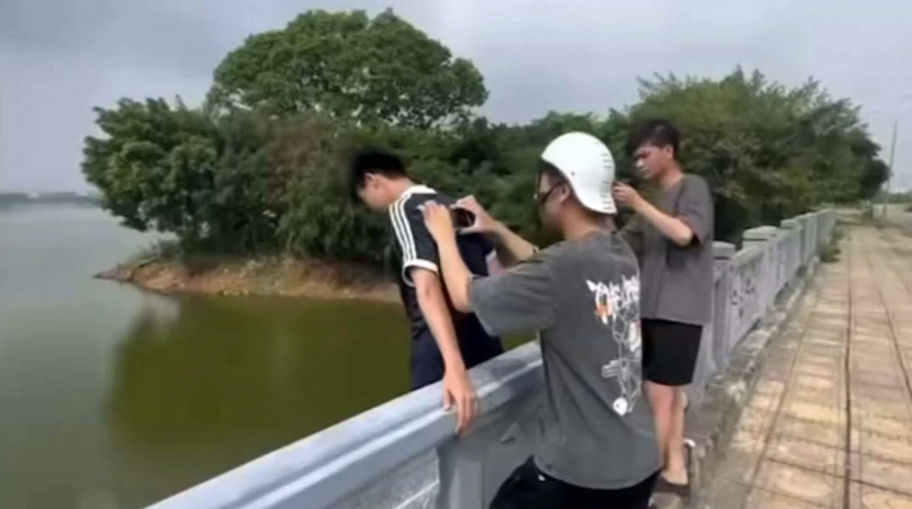 Hình ảnh được cắt từ clip lan truyền trên mạng xã hội ghi lại cảnh các nam sinh thực hiện ý tưởng của mình