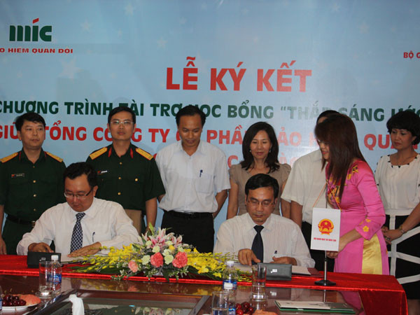 Tổng công ty Cổ phần Bảo hiểm Quân đội (MIC) cùng Bộ GD&ĐT ký kết thỏa thuận hợp tác Chương trình “Thắp sáng ước mơ” giai đoạn 2013 – 2015. . Ông Lê Như Hải (trái) – Phó Tổng Giám đốc Phụ trách của Tổng công ty Cổ phần Bảo hiểm Quân đội (MIC) cùng ông Ngũ Duy Anh (phải) – Vụ trưởng Vụ Công tác Học sinh – Sinh viên (Bộ GD&ĐT) ký kết thỏa thuận hợp tác Chương trình “Thắp sáng ước mơ” giai đoạn 2013 – 2015.