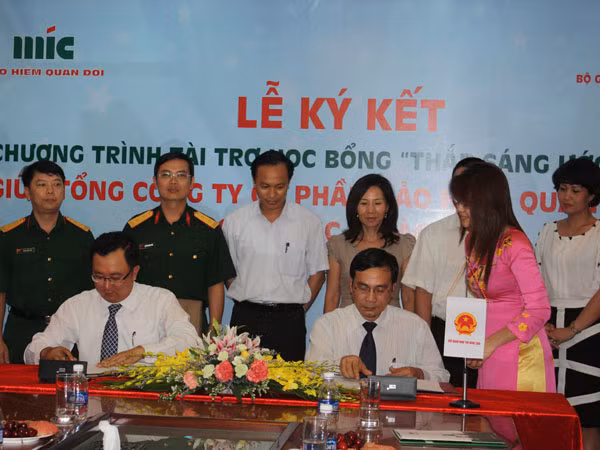 Ông Lê Như Hải (trái) – Phó Tổng Giám đốc Phụ trách của Tổng công ty Cổ phần Bảo hiểm Quân đội (MIC) cùng ông Ngũ Duy Anh (phải) – Vụ trưởng Vụ Công tác Học sinh – Sinh viên (Bộ GD&ĐT) ký kết thỏa thuận hợp tác Chương trình “Thắp sáng ước mơ” giai đoạn 2013 – 2015. 