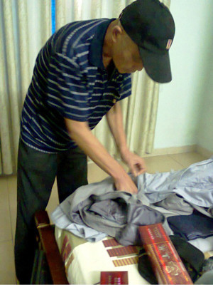 Ông He Dechao (60 tuổi, quốc tịch Trung Quốc) giả sư đi xin tiền tại Đà Nẵng. Ảnh: Nguyễn Huy. Ông He Dechao (60 tuổi, quốc tịch Trung Quốc) giả sư đi xin tiền tại Đà Nẵng. Ảnh: Nguyễn Huy