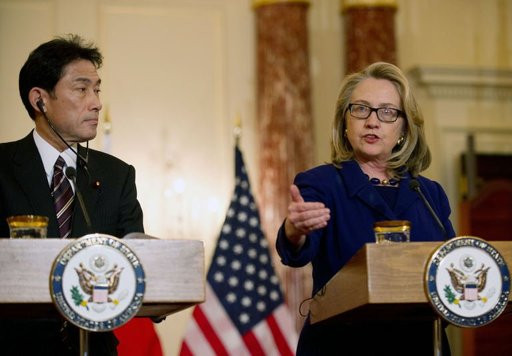 Ngoại trưởng Mỹ Hillary Clinton và người đồng cấp Nhật Bản Fumio Kishida tại Washington hồi cuối tháng một. Ngoại trưởng Mỹ Hillary Clinton và người đồng cấp Nhật Bản Fumio Kishida tại Washington hồi cuối tháng một