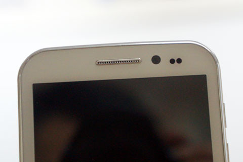 Camera trước 3 megapixel, các cảm biến và 1 đèn LED sáng khi sạc pin