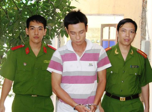 Cảnh sát áp giải tên Vũ Đức Quê về Thanh Hóa để tiếp tục điều tra