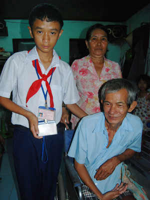 Cu Heo mang phiếu đi lấy cơm ở bếp ăn tình thương về cho ông ngoại 