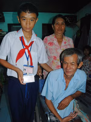 Cu Heo mang phiếu đi lấy cơm ở bếp ăn tình thương về cho ông ngoại 