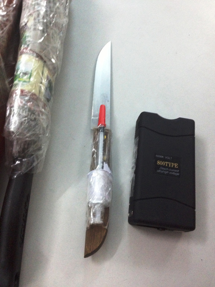 Dao, roi điện, bọn bắt cóc dùng để tra tấn bà Hoàng. Dao, roi điện, bọn bắt cóc dùng để tra tấn bà Hoàng