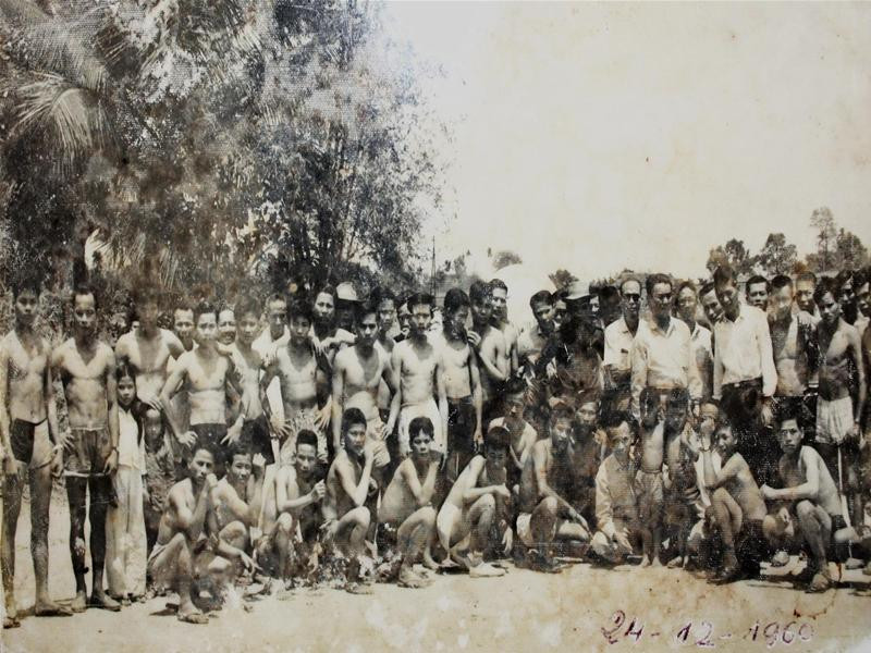 Lão võ sư Bảo Truy Phong chụp ảnh chung với các võ sĩ lò võ Tấn Hoành năm 1960