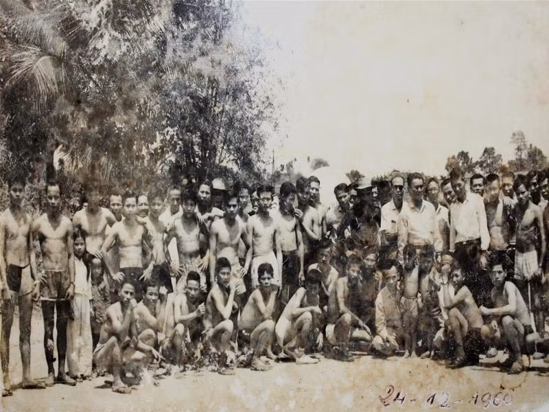 Lão võ sư Bảo Truy Phong chụp ảnh chung với các võ sĩ lò võ Tấn Hoành năm 1960