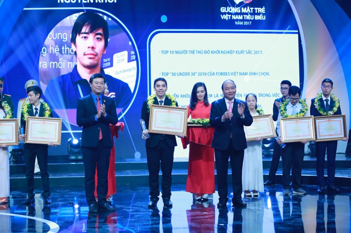 Thủ tướng trao giải thưởng Gương mặt trẻ Việt Nam tiêu biểu năm 2017 ảnh 4