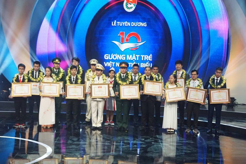 Thủ tướng trao giải thưởng Gương mặt trẻ Việt Nam tiêu biểu năm 2017 ảnh 2