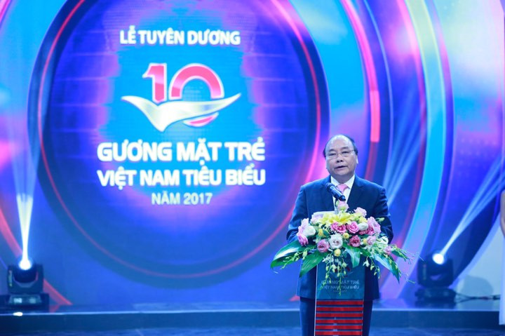 Thủ tướng trao giải thưởng Gương mặt trẻ Việt Nam tiêu biểu năm 2017 ảnh 1